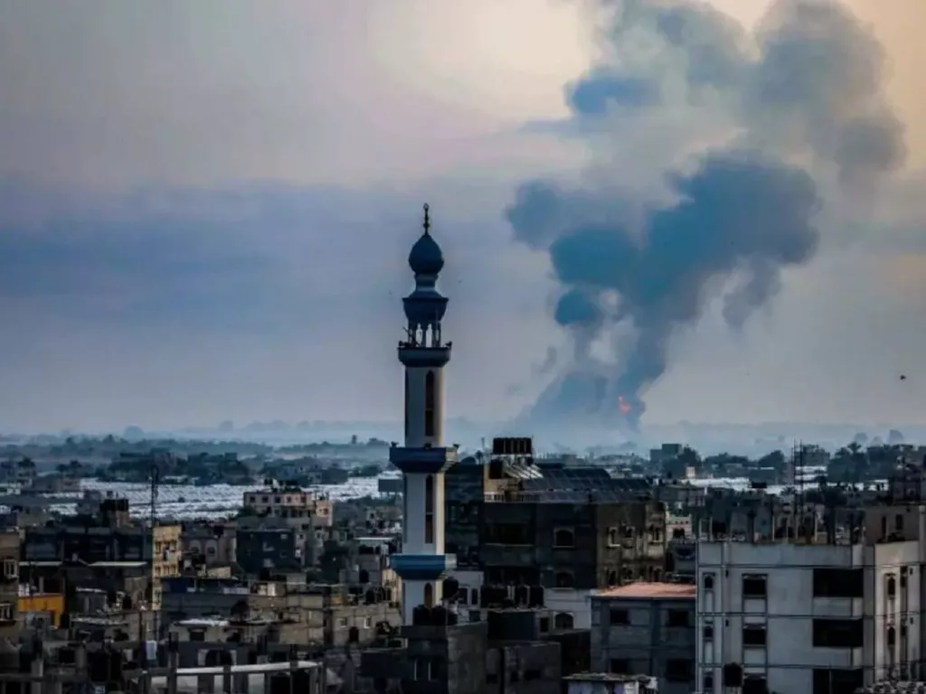 Perang Berkecamuk, Serangan Udara Israel Menewaskan 20 Orang di Gaza Tengah - GenPI.co SUMUT