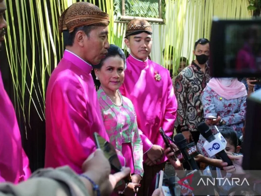 Prosesi Pernikahan Kaesang dan Erina, Jokowi Tetap Bekerja - GenPI.co RIAU