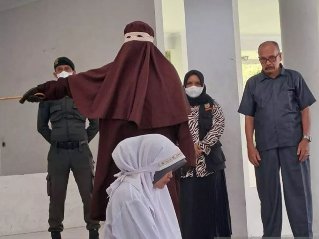 Berzina, 2 Orang di Banda Aceh Dieksekusi Hukuman Cambuk - GenPI.co SUMUT