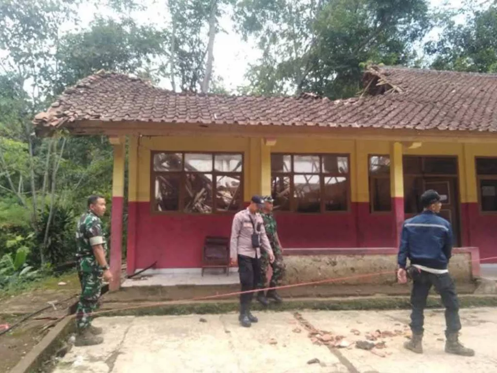 2 Atap Sekolah Ambruk Seusai Hujan Lebat di Garut, Jawa Barat - GenPI.co SUMSEL