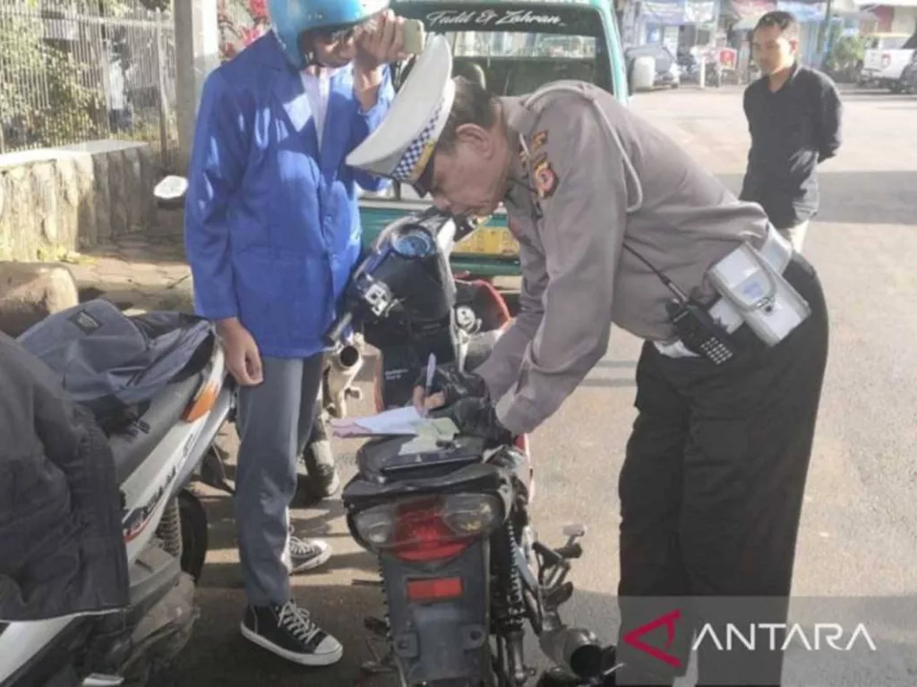 Polisi Kerahkan 11 Anggota Bersertifikat Terapkan Tilang Manual di Bandung - GenPI.co SULSEL