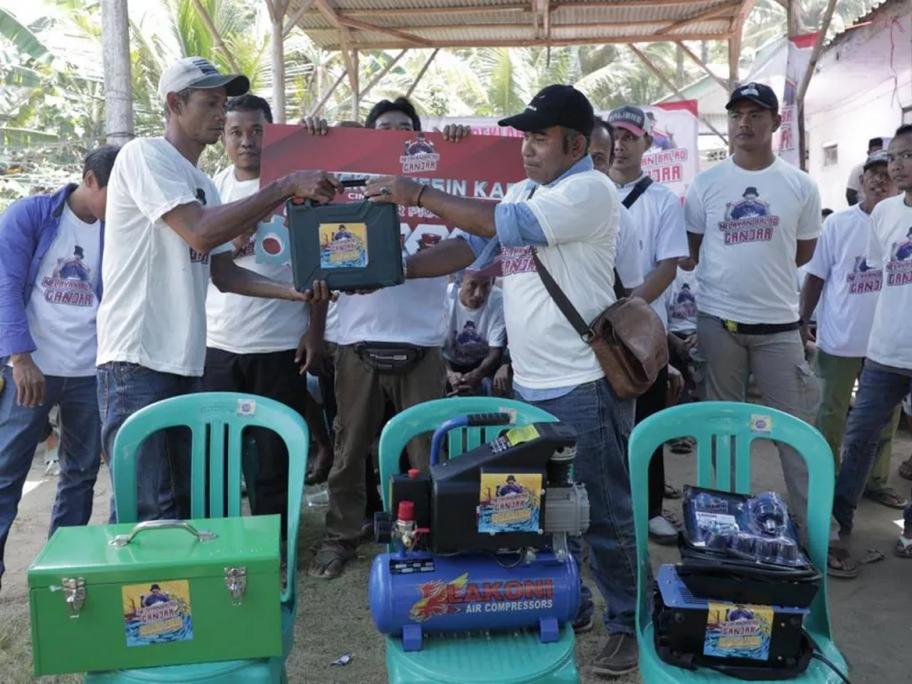 Penolong Desa Cimanuk, Nelayan Balad Ganjar Beri Bantuan Peralatan Bengkel - GenPI.co RIAU