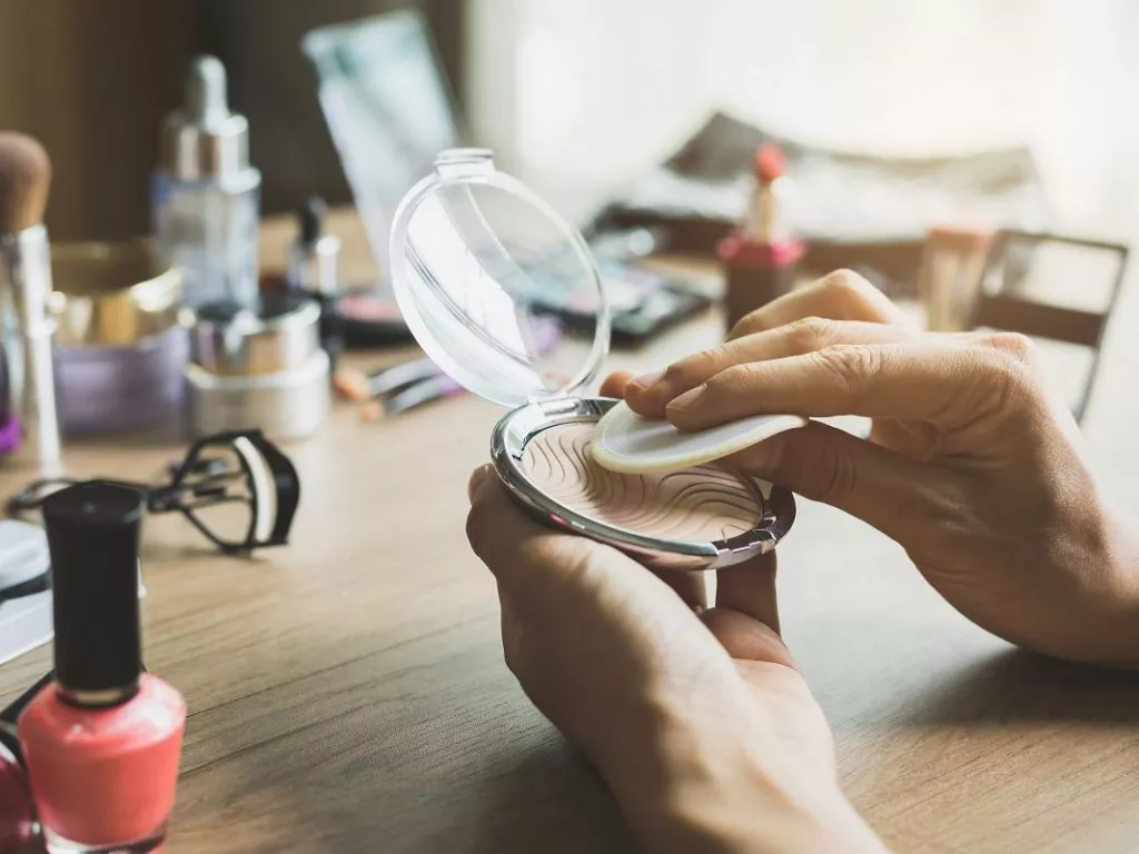 Tanda Produk Makeup Sudah Tidak Aman untuk Digunakan, Bahayakan Kulit - GenPI.co NTB