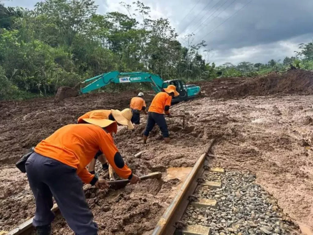 Tertimbun Longsor, Jalur Rel Ganda Purwokerto-Cirebon Terus Diperbaiki - GenPI.co SULTRA