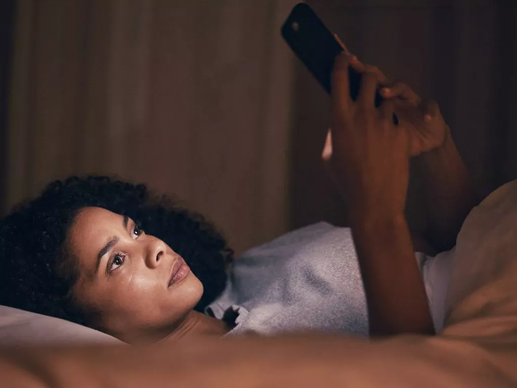Begini Cara Menghentikan Kebiasaan Bermain Ponsel Sebelum Tidur - GenPI.co RIAU