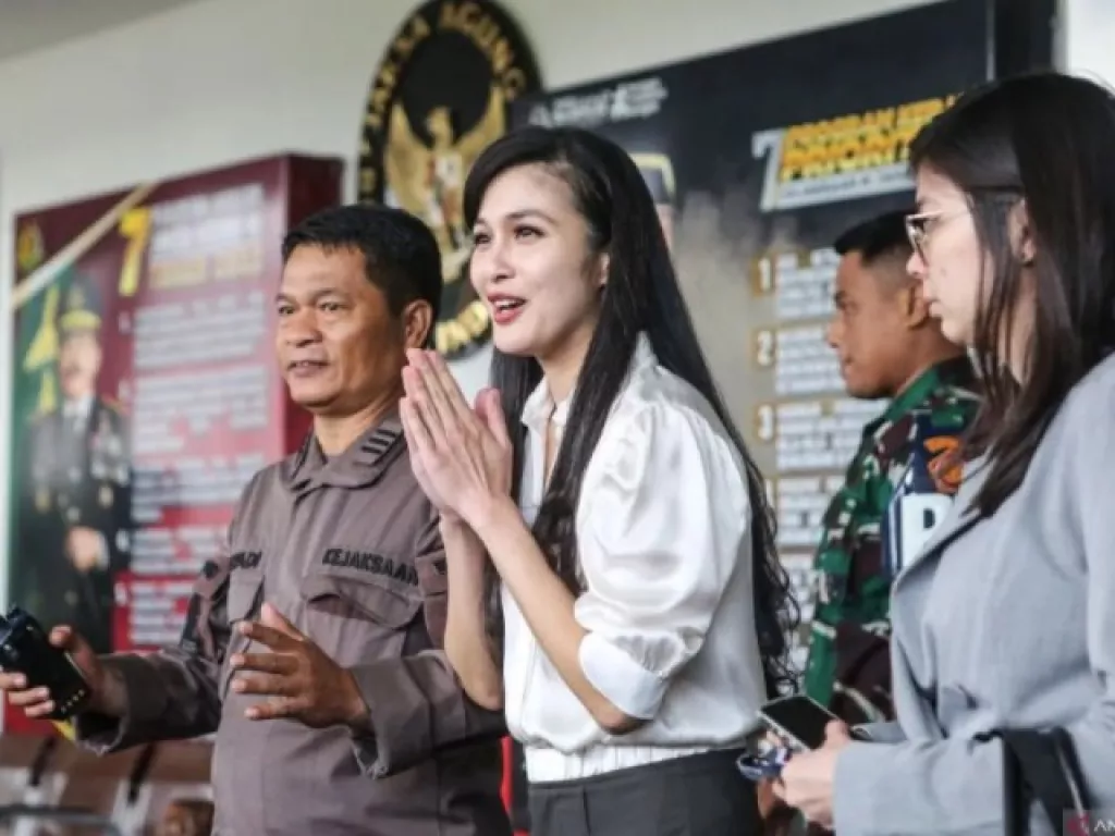 Suami Tersangka Korupsi, Sandra Dewi Sangat Trauma - GenPI.co NTB