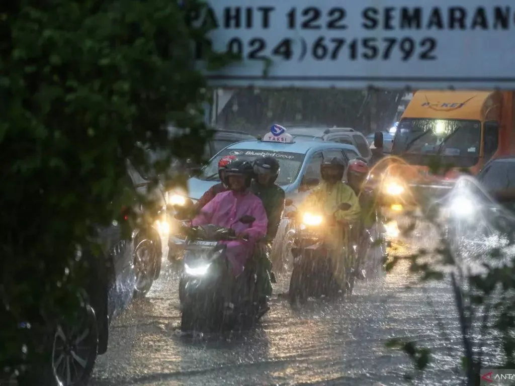 BMKG: Sejumlah Kota Besar Berpotensi Hujan Ringan hingga Lebat Disertai Kilat dan Angin Kencang - GenPI.co SUMSEL