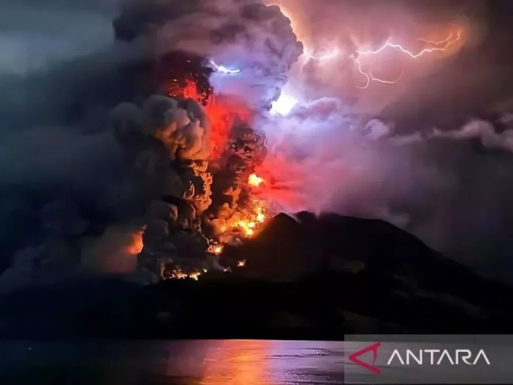 Tak Hanya Meletus, Gunung Ruang Keluarkan Kilatan Petir Vulkanik - GenPI.co SULTRA