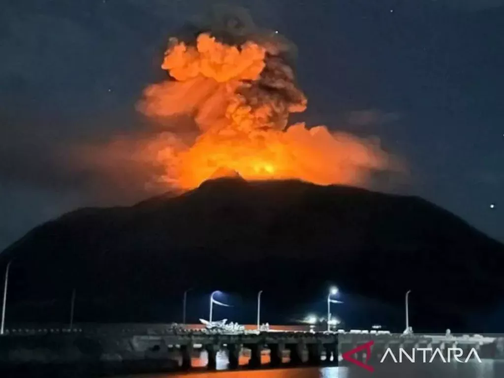 Gunung Ruang Meletus, PLN Hentikan Sementara Aliran Listrik di Pulau Tagulandang - GenPI.co NTB