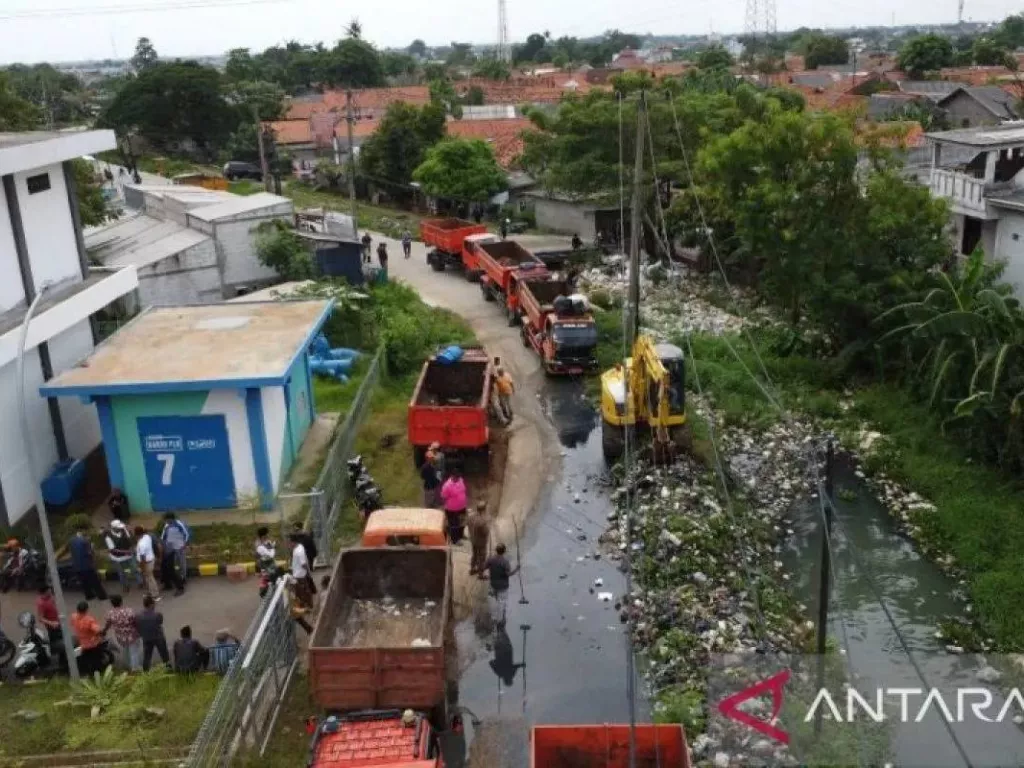 Sampah Sepanjang 1,5 Km Menumpuk di Kali Pasir Bekasi, Pemkab Lakukan Ini - GenPI.co SUMUT