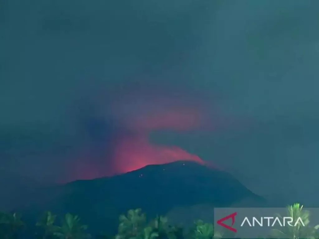 Gunung Ibu Kembali Meletus, Lontarkan Abu Vulkanik Setinggi 1 Km - GenPI.co RIAU