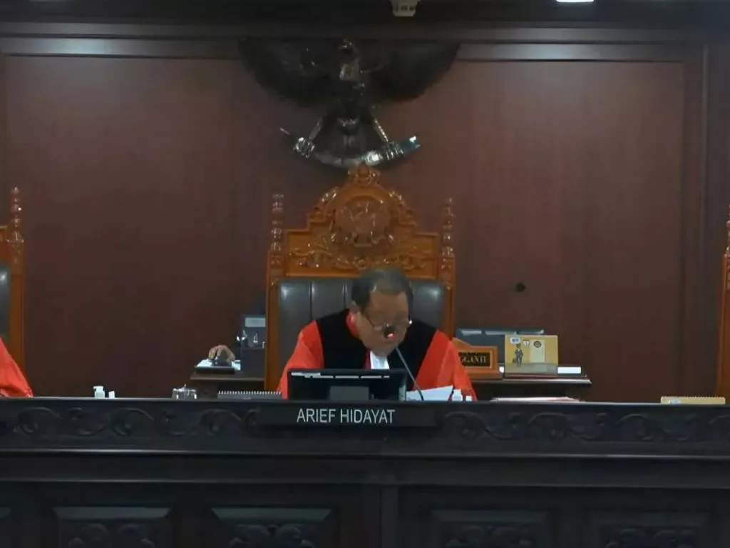 Pertanyakan Keabsahan Tanda Tangan Surya Paloh, Hakim MK: Kok Beda Sekali - GenPI.co RIAU
