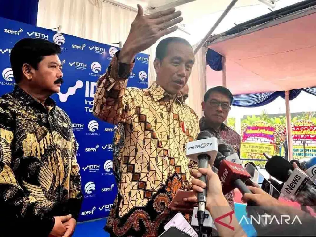 Respons Pernyataan Luhut Soal Orang Toxic, Jokowi: Sudah Bener Dong - GenPI.co SULSEL