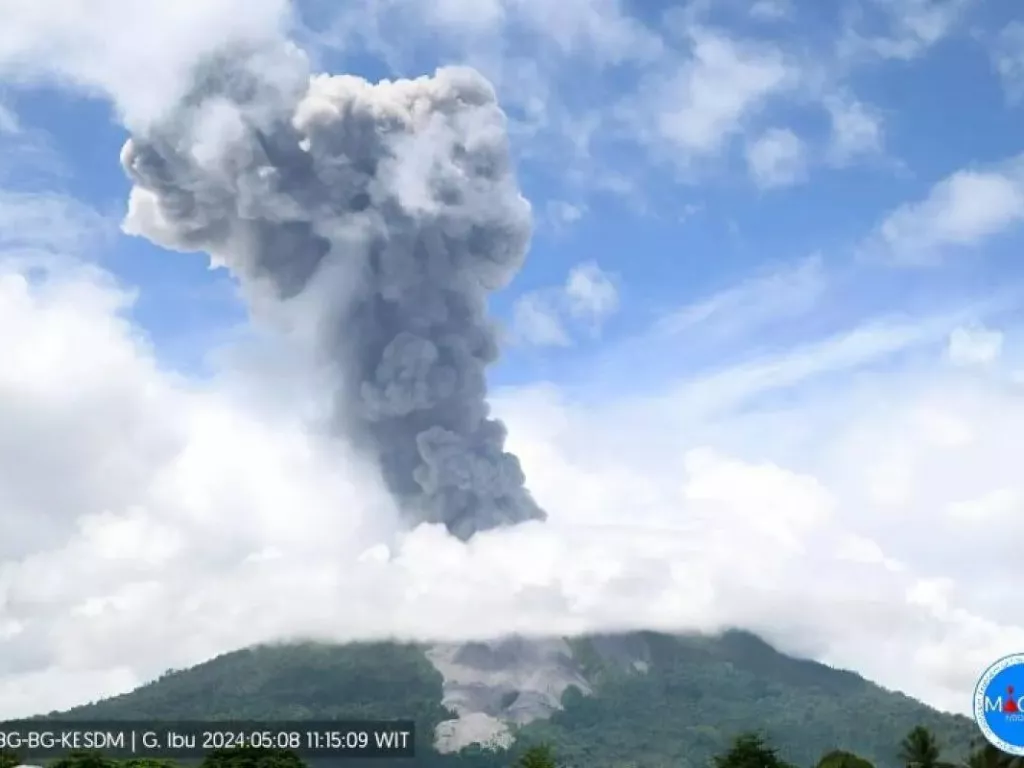 Gunung Ibu Erupsi, Lontarkan Abu Vulkanik Setinggi 1,5 Km - GenPI.co SUMSEL