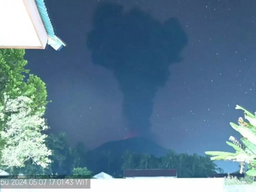 Waspada! Gunung Ibu Kembali Erupsi Muntahkan Abu Setinggi 2 Km - GenPI.co SULSEL