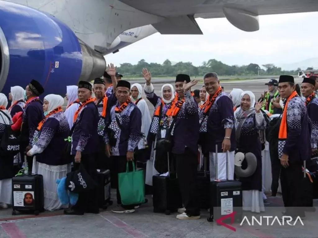 Pesawat Bawa Calon Jemaah Haji Asal Makassar Terbakar, Garuda Indonesia Lakukan Pendaratan Darurat - GenPI.co SULTRA