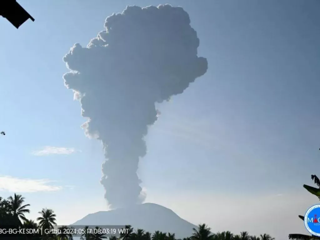 Gunung Ibu Kembali Meletus, Muntahkan Abu Vulkanik Setinggi 4 Km - GenPI.co SULTRA