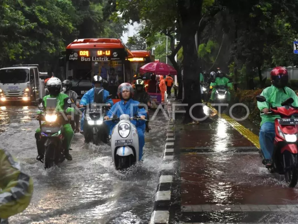 BMKG: Kota Besar di Indonesia Berpotensi Diguyur Hujan Ringan hingga Lebat Disertai Kilat - GenPI.co NTB