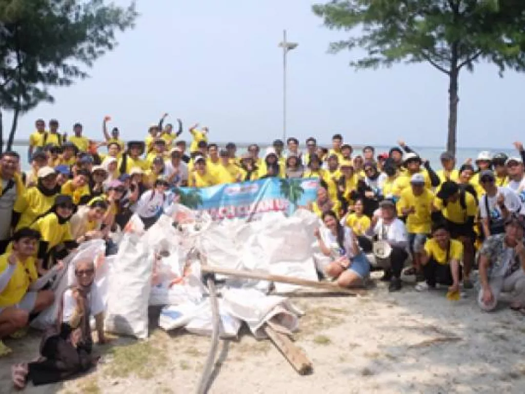 FIFGROUP dan Masyarakat Bersihkan Pantai di Pulau Pramuka - GenPI.co SUMSEL