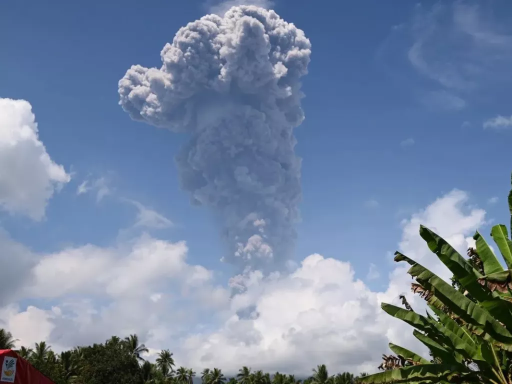 Tetap Waspada! Gunung Ibu Meletus Lontarkan Abu Vulkanik Setinggi 5 Km - GenPI.co NTB