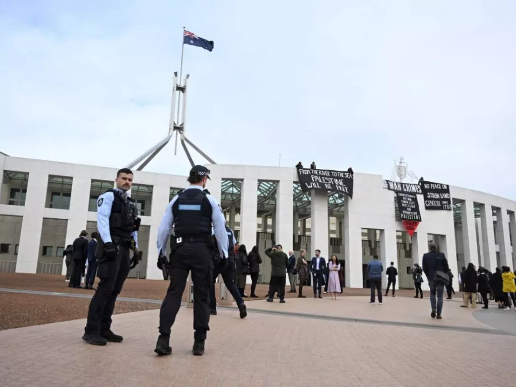 Bentang Spanduk, Demonstran Pro-Palestina Terobos Keamanan Gedung Parlemen Australia - GenPI.co SULTRA