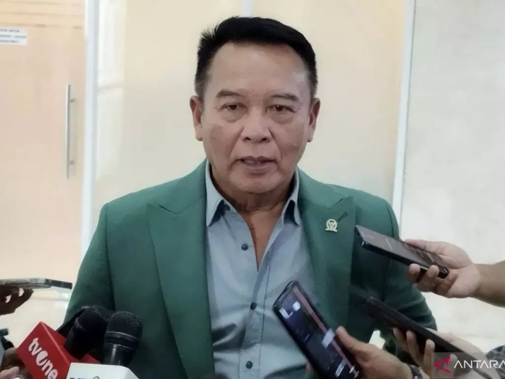 Usia Pensiun Bintang 4 di RUU TNI, TB Hasanuddin: Maksimum 65 Tahun - GenPI.co SULSEL