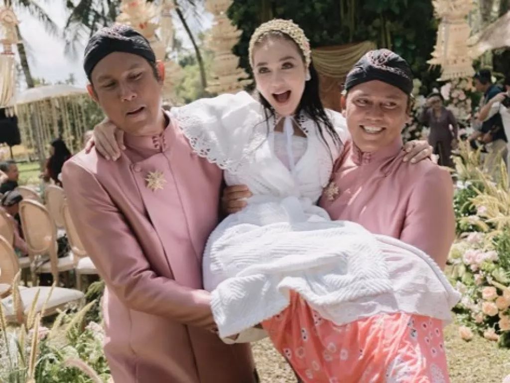 Luna Maya Resmi Menikah dengan Maxime Bouttier, Maskawin Emas 7,5 Gram - GenPI.co SUMUT