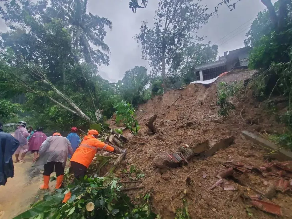 10 Rumah Tertimbun Longsor di Trenggalek, 6 Warga Masih Dicari - GenPI.co SULTRA