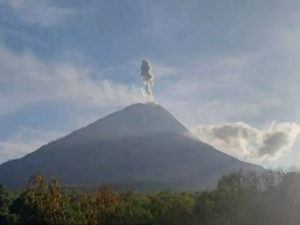 Status Gunung Ile Lewotolok Naik ke Siaga, Warga Diminta Waspada - GenPI.co SUMSEL