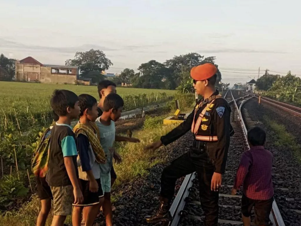 KAI Peringatkan Bahaya Bermain di Sekitar Rel Kereta - GenPI.co SUMSEL