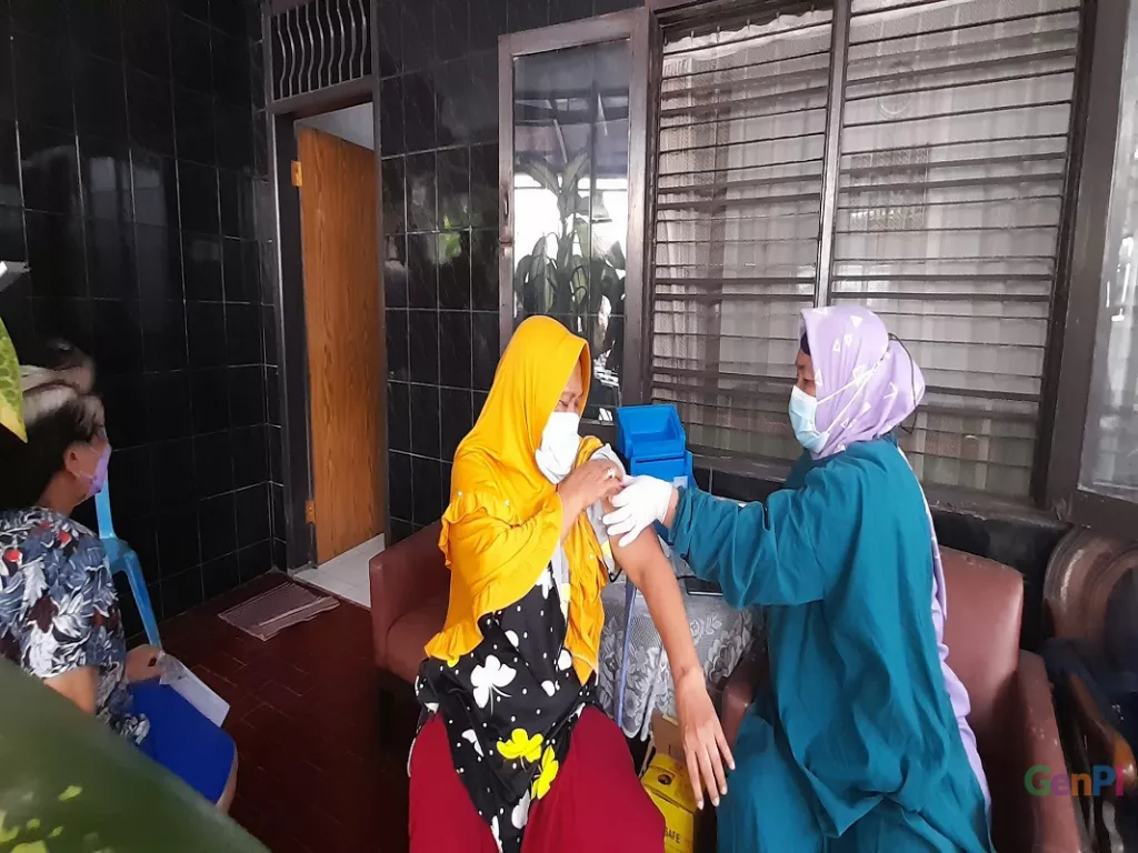 Manuver Top Anak Buah Anies, Vaksinasi Booster di Pemukiman Padat - GenPI.co