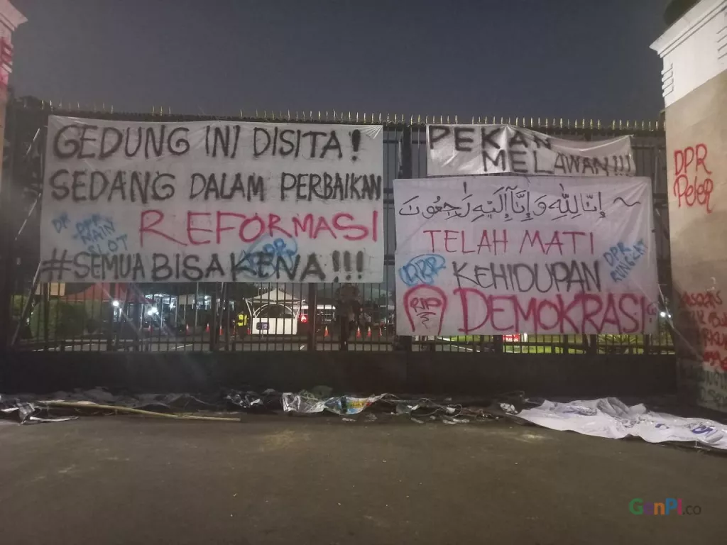 Penampakan Terbaru Gedung DPR RI Setelah Demo BEM UI - GenPI.co KALTIM