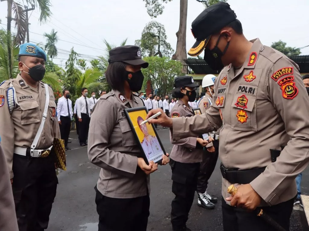 Kapolres Badung Bali AKBP Leo Dedy Coret Foto 2 Polisi, Ada Apa? - GenPI.co