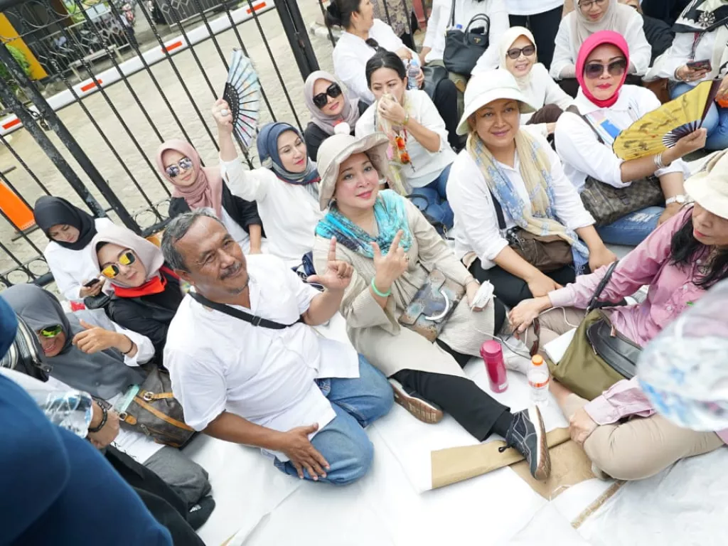 Titiek Soeharto Menjadi Incaran Foto Selfie Oleh Massa Yang Melakukan Aksi Kawal MK - GenPI.co