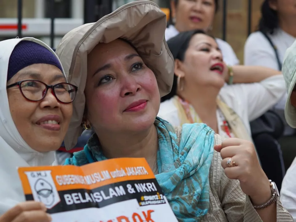 Titiek Soeharto Menjadi Incaran Foto Selfie Oleh Massa Yang Melakukan Aksi Kawal MK - GenPI.co