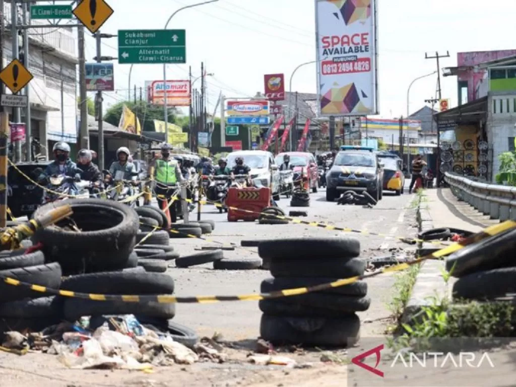 Longsor, Kendaraan Besar Tak Bisa Melintas Jalan Raya Bogor-Sukabumi - GenPI.co SULSEL