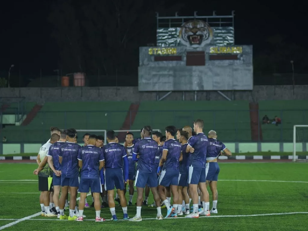 Jelang Lawan Borneo FC, Luis Milla Tak Terlihat Saat Latihan Persib - GenPI.co NTB