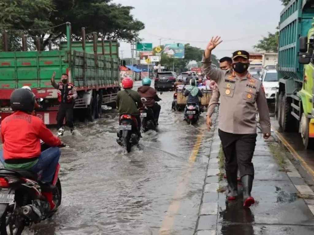 Polres Demak Alihkan Arus Lalu Lintas Menyusul Banjir Rob - GenPI.co