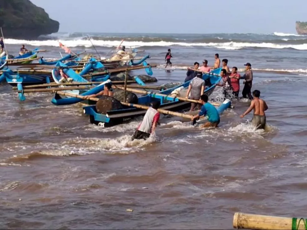 Gelombang Tinggi, Nelayan Gunungkidul Diimbau Tak Melaut - GenPI.co JATIM