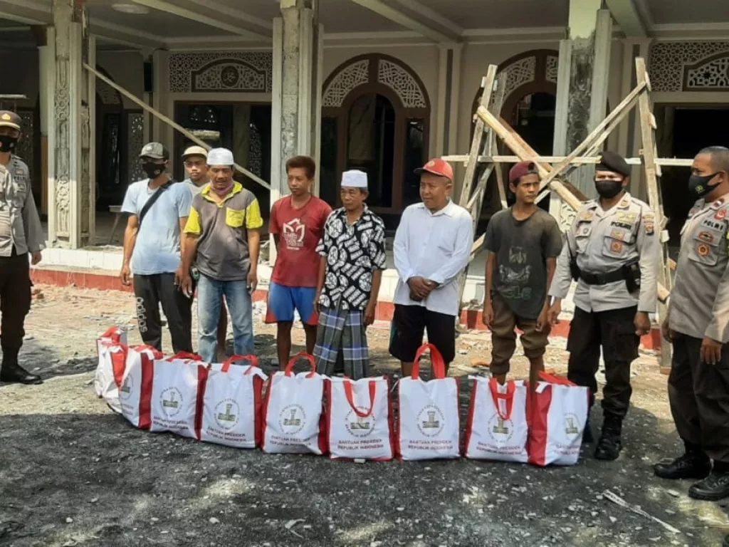 Mantap! Polres Lombok Tengah Salurkan Bantuan Presiden Jokowi - GenPI.co JATIM