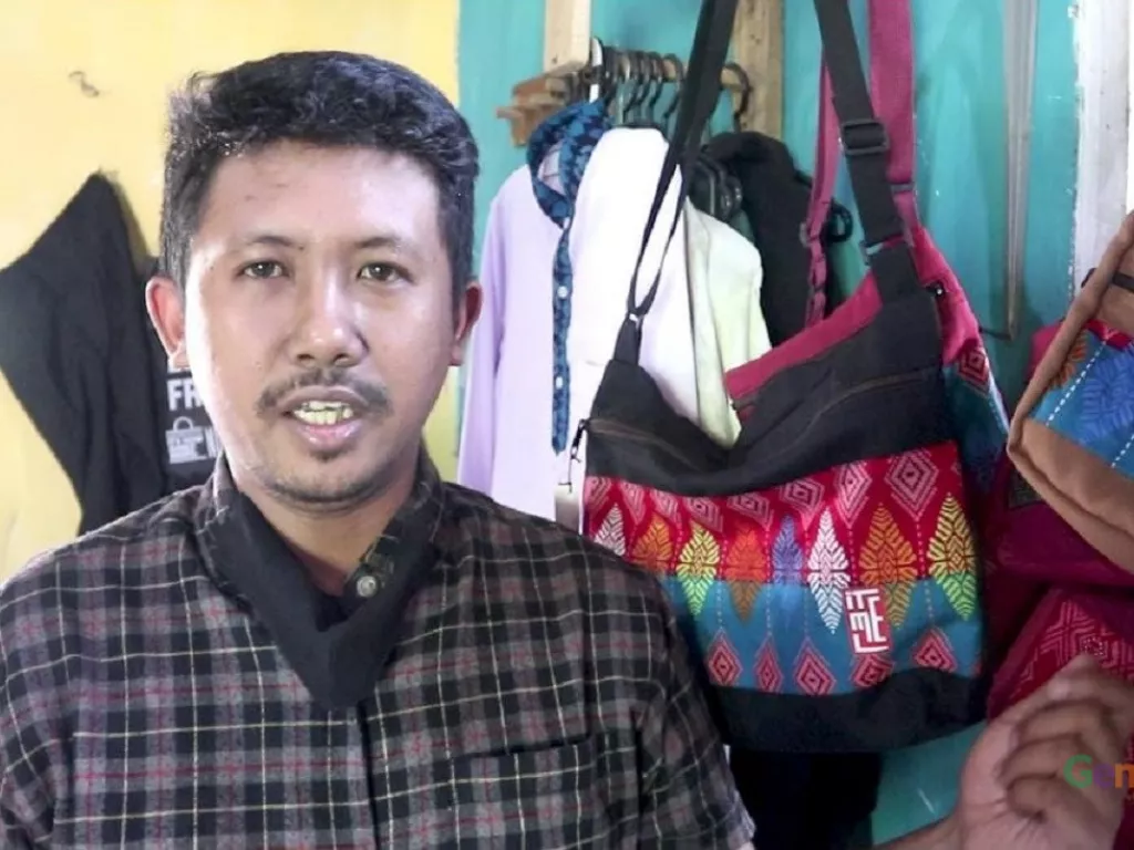 Pria Lombok Tengah ini Raup Cuan dari Jualan Tas Songket - GenPI.co
