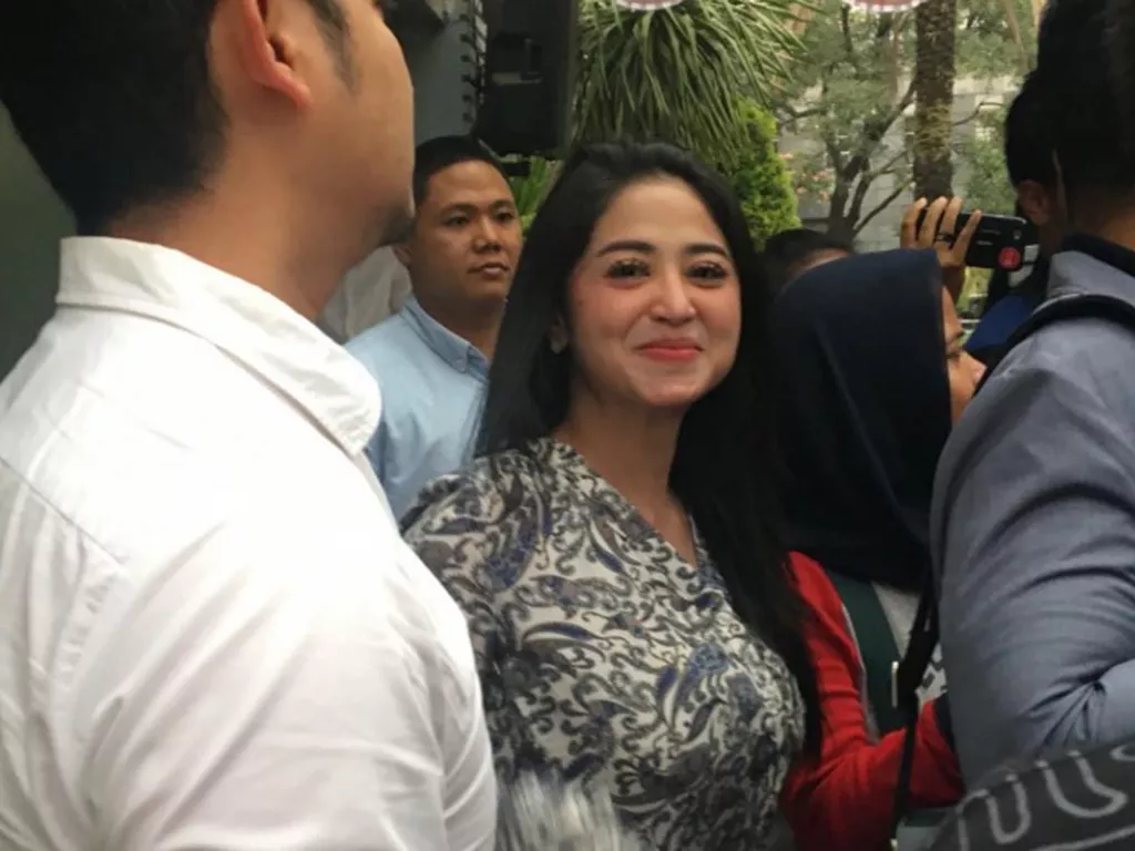 Ibunda Dewi Perssik Ungkap Kriteria Menantu yang Diinginkannya - GenPI.co NTB