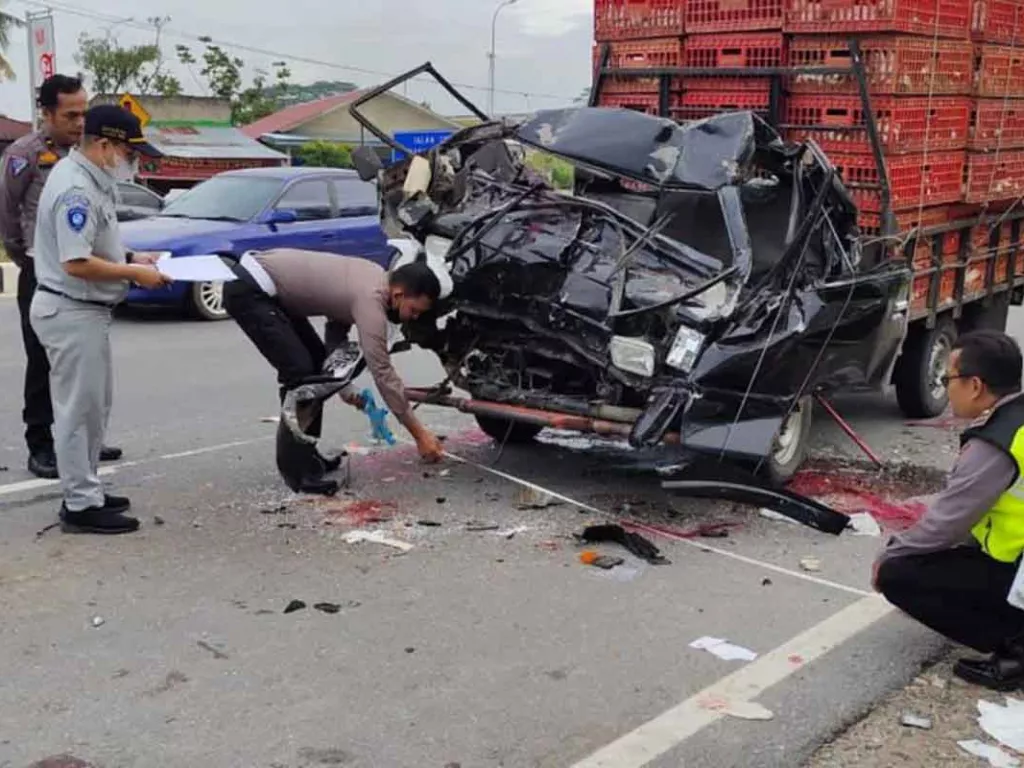 Kecelakaan Mobil Pengangkut Ayam Tabrak Truk di Kampar, 3 Tewas - GenPI.co NTB