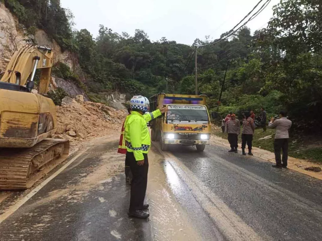 Sempat Longsor, Jalan Lintas Penghubung Riau Sumbar Sudah Bisa Dilalui - GenPI.co SULSEL