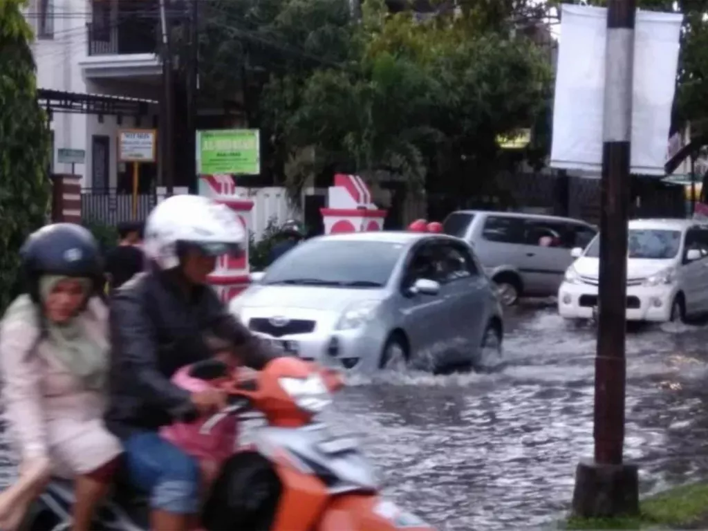Hujan Deras, Sejumlah Kendaraan dan Rumah Terendam Air, Parah - GenPI.co KALBAR
