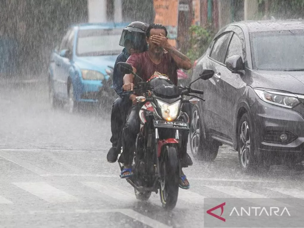 Hujan Sedang-Lebat Masih Ancam Sumsel, Warga Harap Waspada - GenPI.co SULSEL
