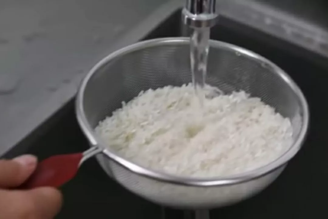 Пропаренный рис нужно промывать. Промыть рис. Промывка риса. Столовая ложка риса. Рис промытый в стакане.