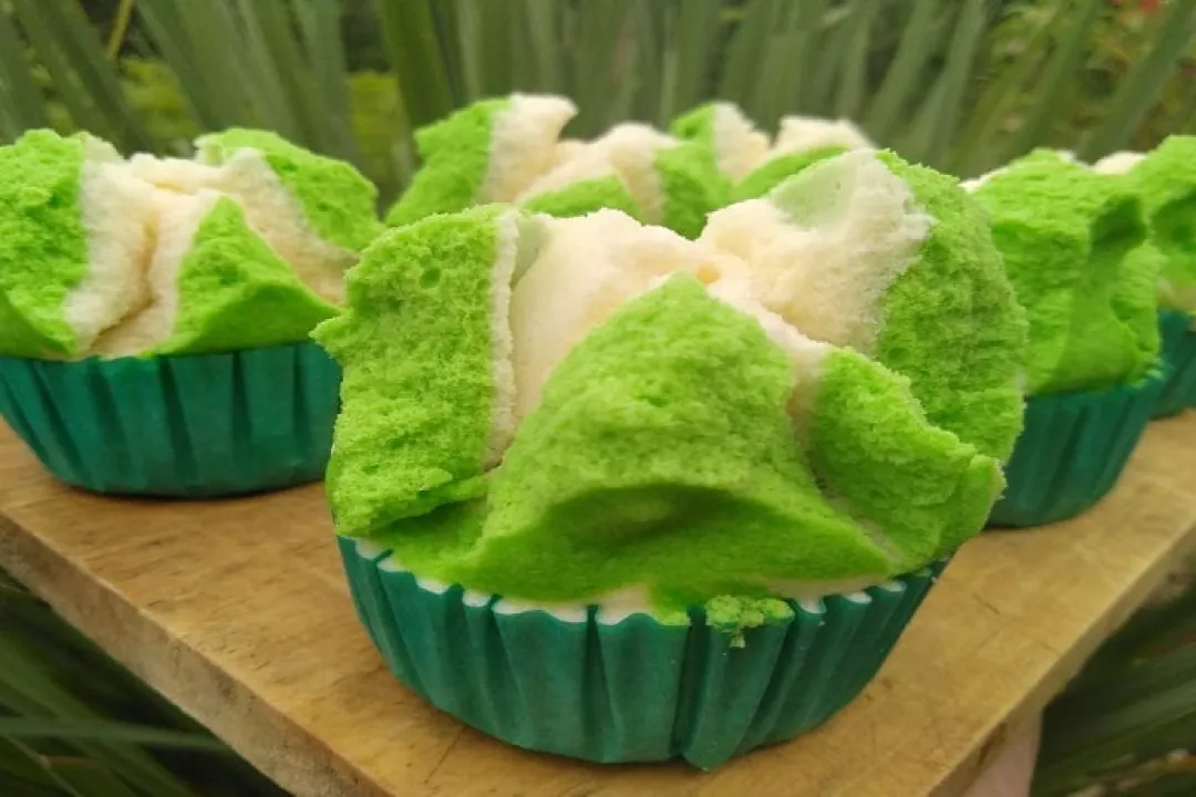 Menggoda Selera, Resep Bolu Kukus Pandan Mekar Sempurna - GenPI.co