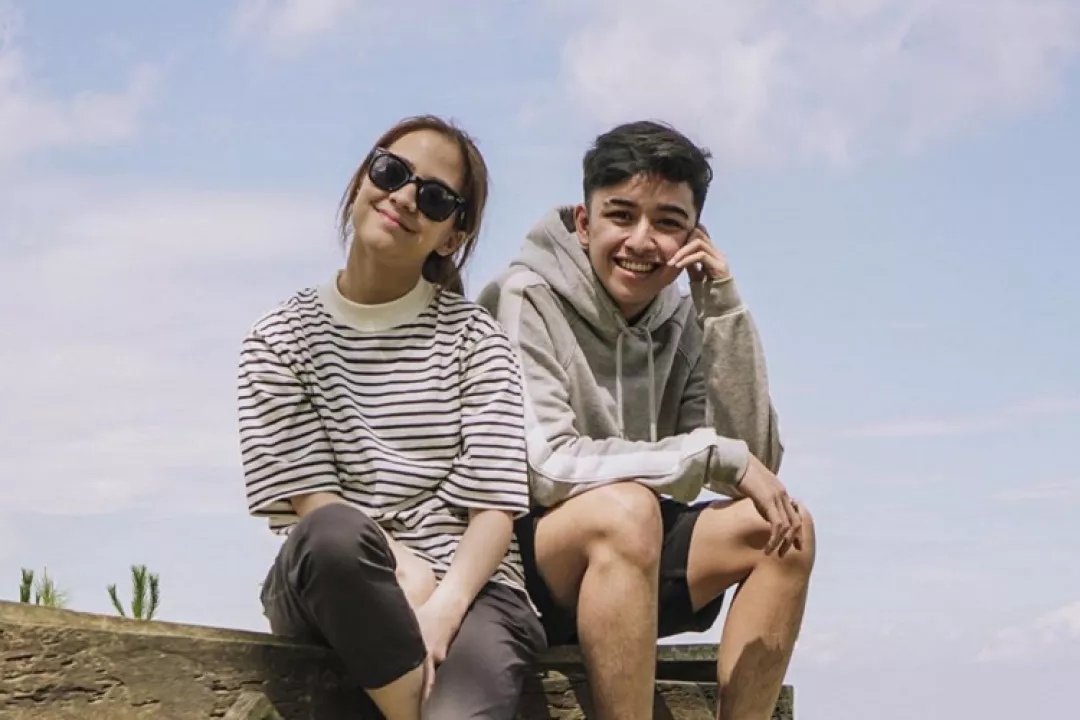 Video bareng pacar. Remas dada. Video bareng pacar. Video bareng pacar. Nyipok pacar.