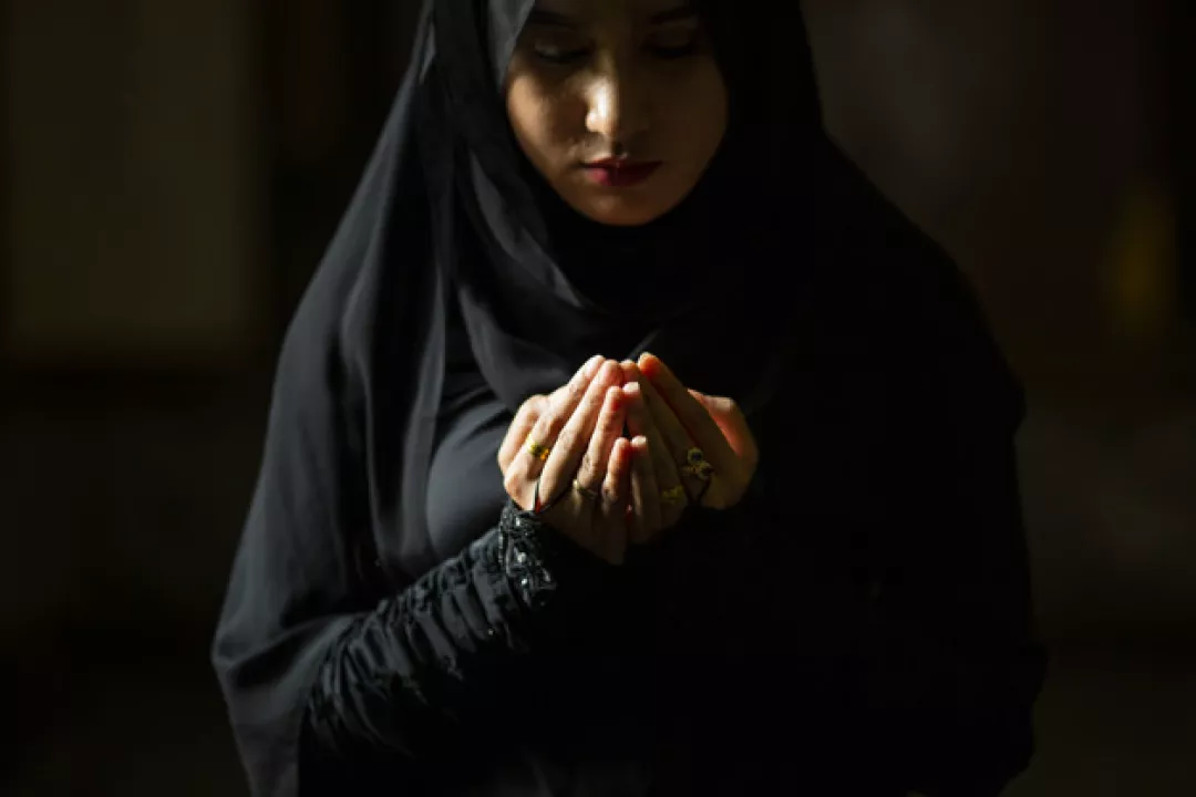 Молитва мусульманских женщин. Мусульманка молится. Молящаяся женщина мусульманка. Молящаяся девушка мусульманка.